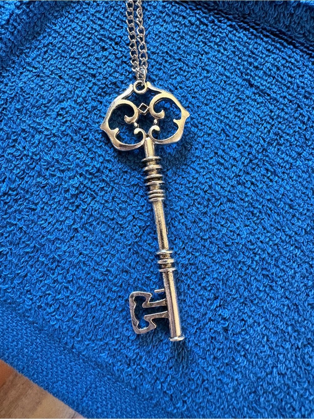 Antique-Style Skeleton Key Pendant Necklace - Silver Tone